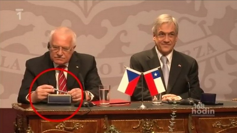 Prezident Klaus na tlačovke kradne pero